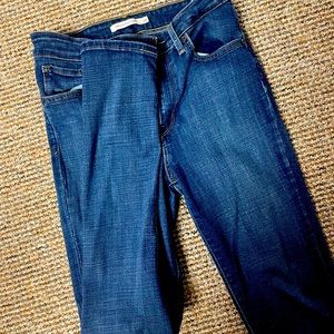 Levi’s 721 High Rise Skinny — Like New! Size 28.